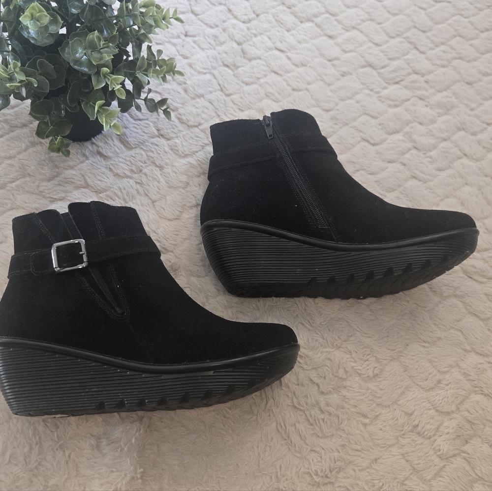 Skechers Black Buckle Strap Side Gore Wedge Casual Comfort Ankle Boot, Size 9.5